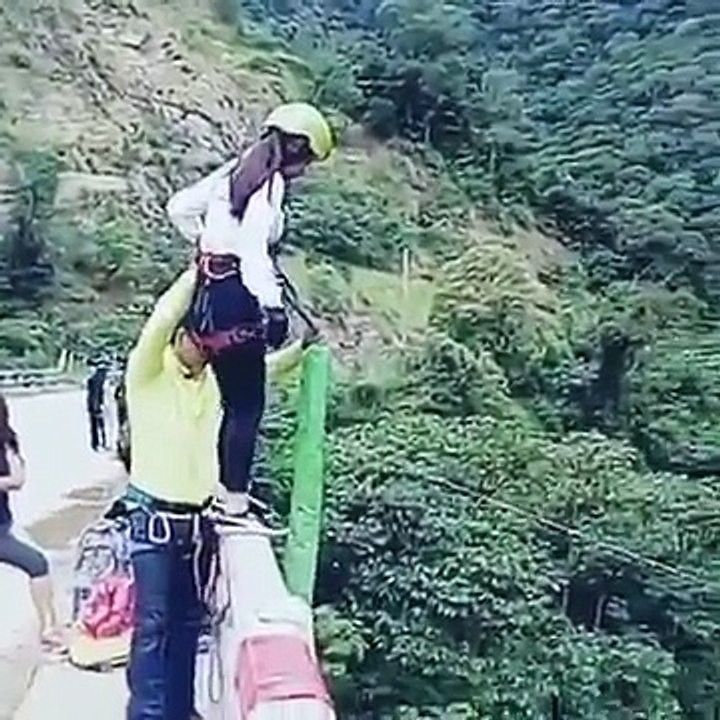 Elle saute du haut d'un pont avec un élastique malheureusement trop long