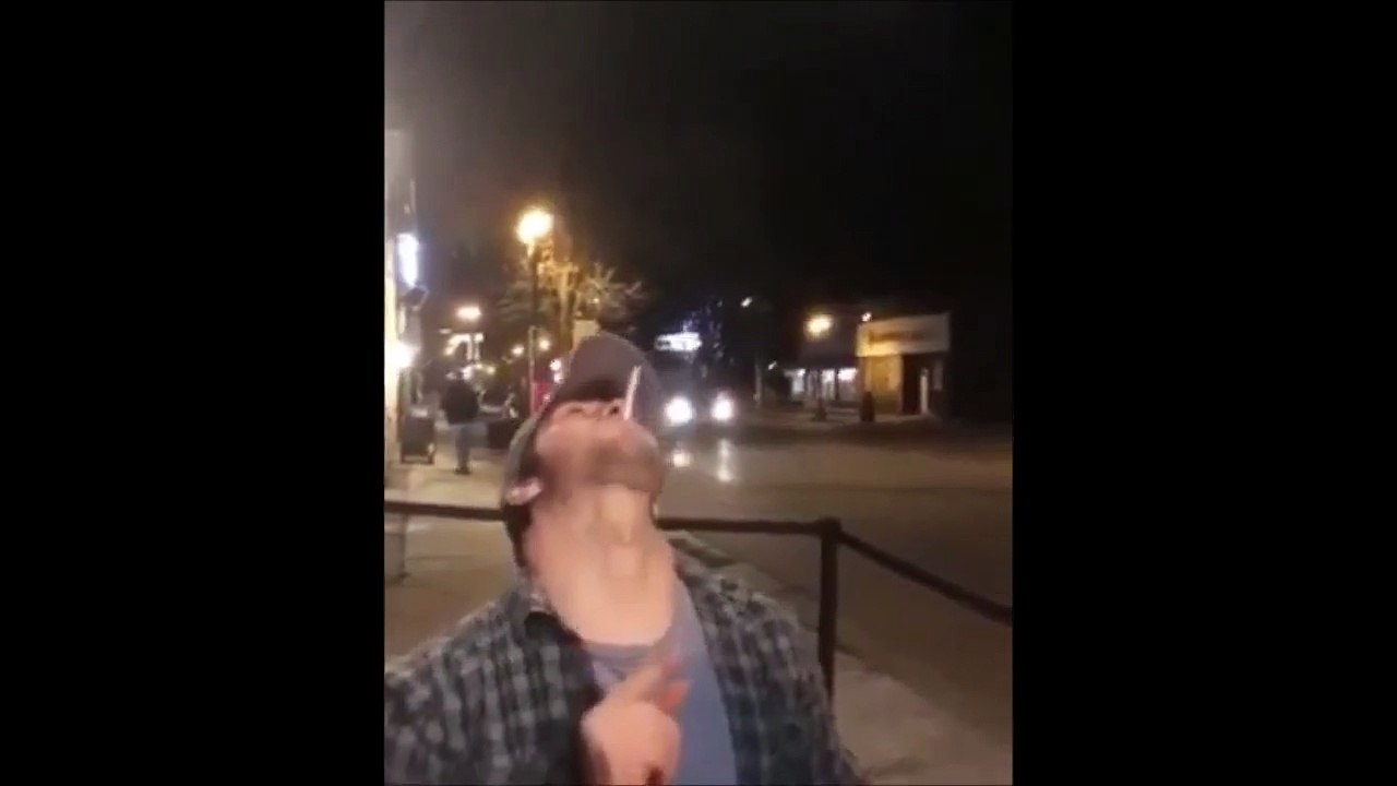 Il fait un flip avec sa cigarette