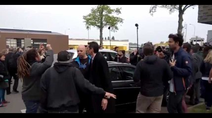 Marine Le Pen prise à partie par des manifestants, elle reçoit des œufs en Bretagne (Vidéo)