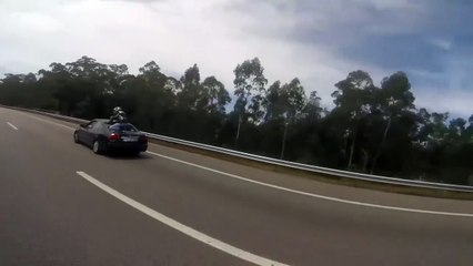 Un motard se retrouve sur le toit d’une voiture après un accident !
