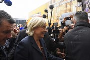 Marine Le Pen accueillie par des jets d'oeufs à Dol-de-Bretagne