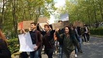 Des lycéens manifestent contre le Front national