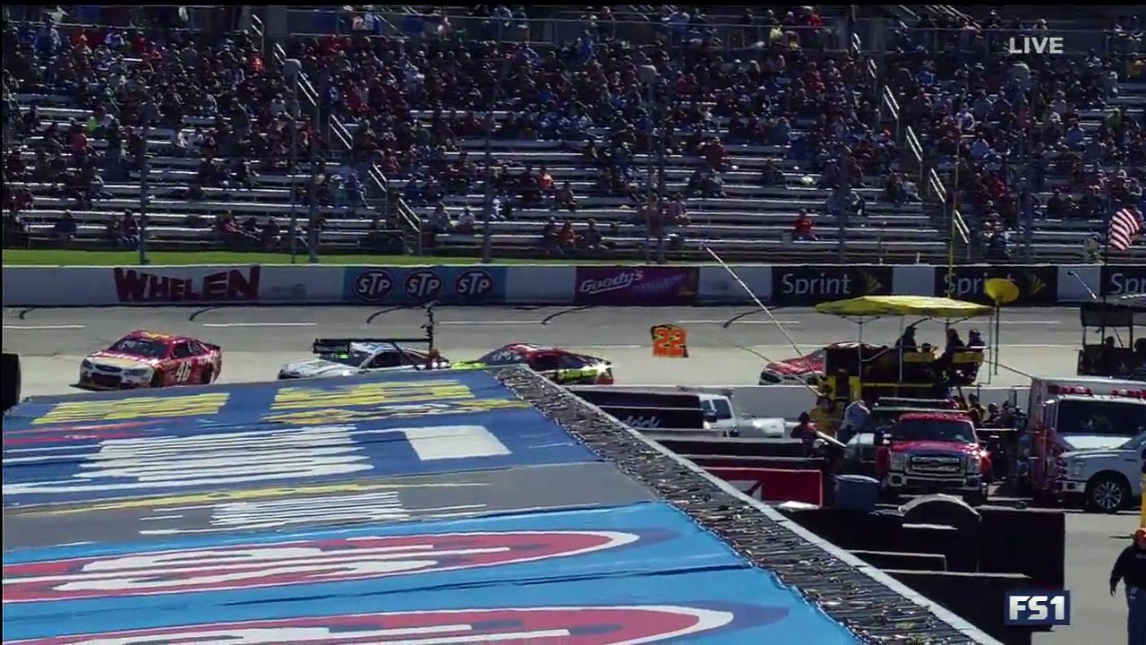 NASCAR Sprint Cup Series 2016.  Martinsville Speedway.  Michael Annett Spin 2