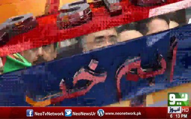 Qamar Zaman Kaira and PPP workers chant ''Kita Ki Ay'' at the sit-in