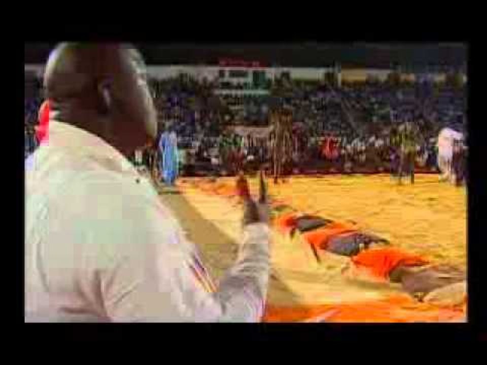 Derniers preparatifs avant le combat Gris Bordeaux  vs Eumeu Séne