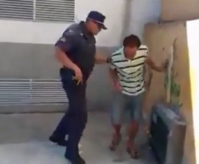 morador de rua sendo agredido.