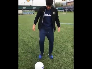 Neymar se atrapalha em malabarismo e cai feio