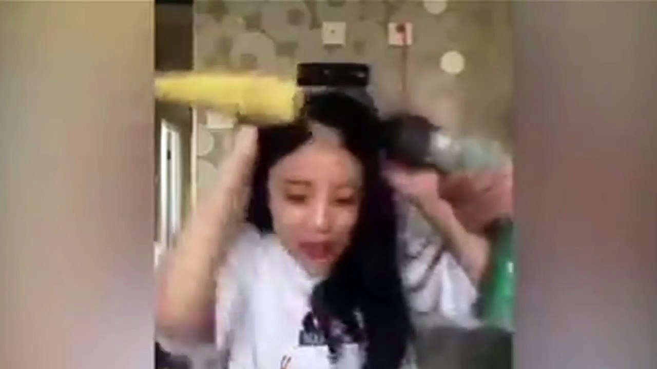 [Funny] Chinese Girl Eating Corn With Drilling Machine