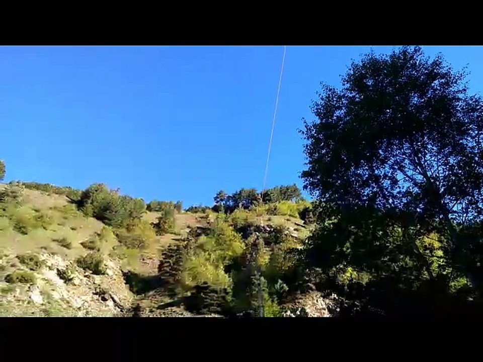 Brides-les-Bains (Savoie) : la passerelle de quatre tonnes est arrivée par les airs
