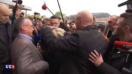 Bretagne : Marine Le Pen se prend un oeuf sur la tête lors d'une visite