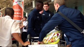 U19 Tottenham tới sân bay TSN