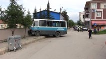 Freni Patlayan Minibüs Okulun Bahçe Duvarına Çarptı: 5 Yaralı