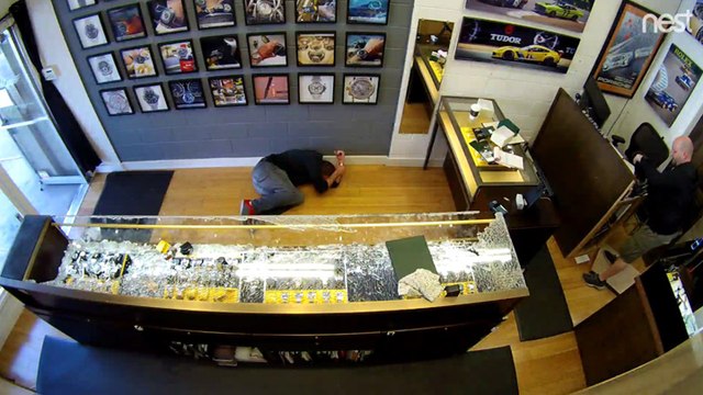 Deux voleurs se déguisent pour braquer une bijouterie