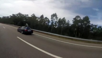 Un motard se jette sur le toit d'une voiture après un accident