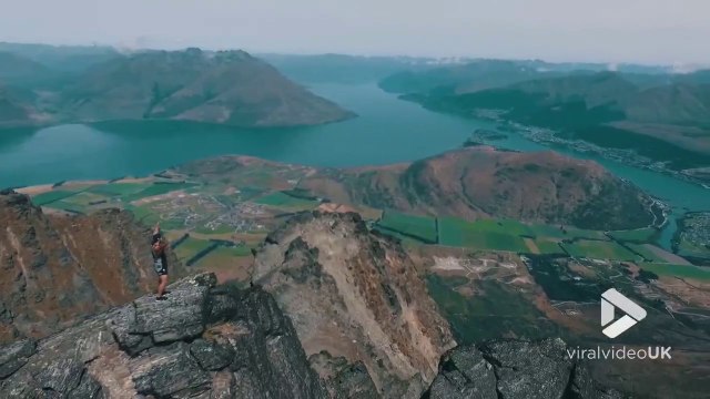 Il marche sur la cime des montagnes en Nouvelle-Zélande !