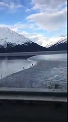 Ils surfent une vague infinie en Alaska !