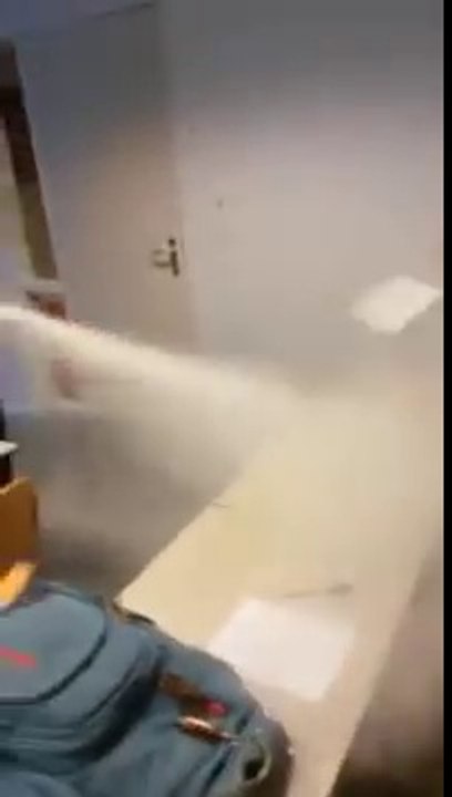 Réveillé à l'extincteur par son prof en plein cours !