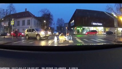 Il blesse une vieille dame en voulant l’aider à traverser