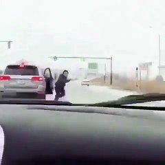 Ce mec n'a pas du tout apprécié de se faire klaxonner juste après que le feu passe au vert