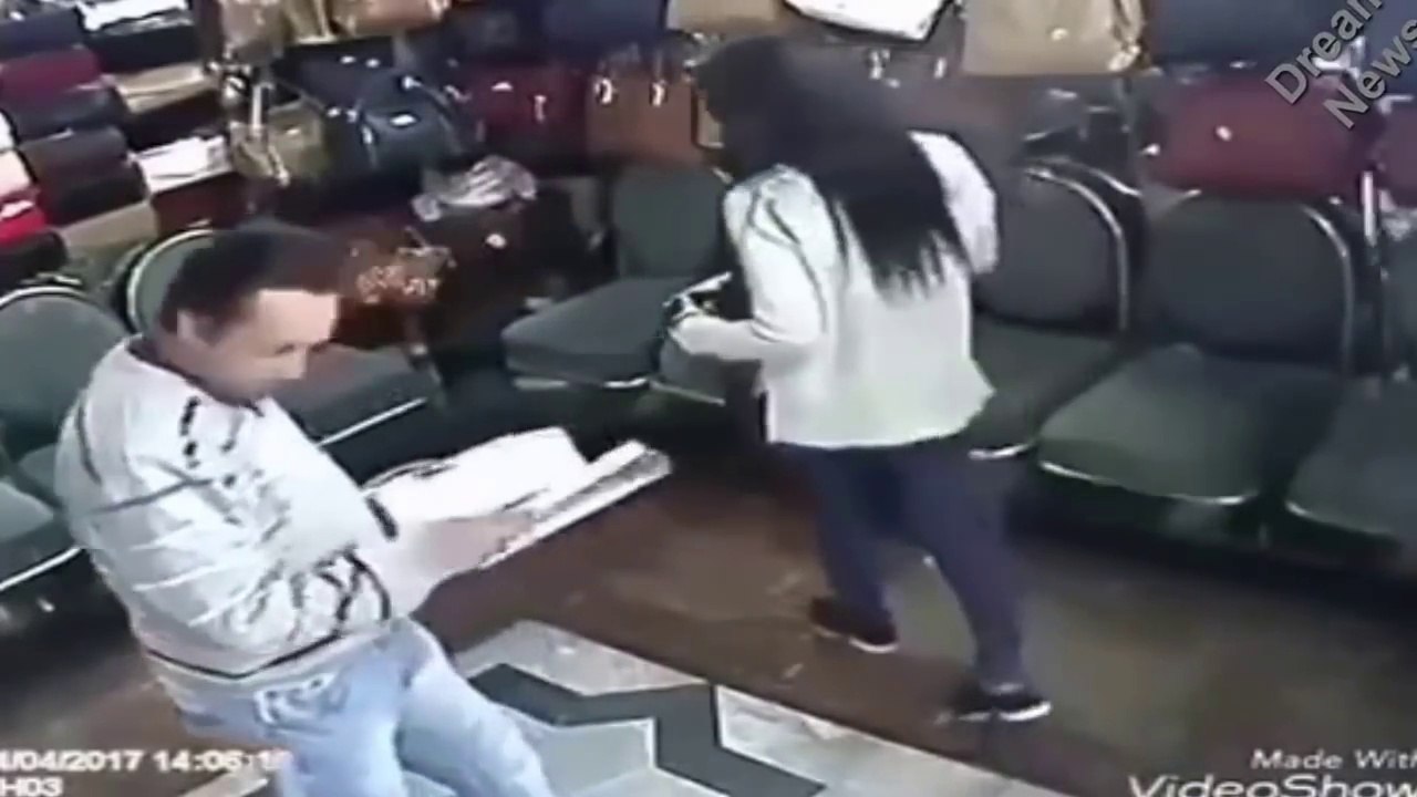 فتاة حسناء تسرق شنطة من داخل محل احذية بالابراهيمية