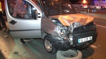Okmeydanı'nda Trafik Kazası: 2 Yaralı... Sağlık Ekipleri, Yaralı Sürücüyü Akan Trafikte Ambulansa...