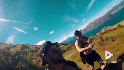 Il marche sur la cime des montagnes en Nouvelle-Zélande