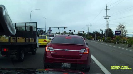 Una avioneta se estrella en medio de una carretera de EE.UU.