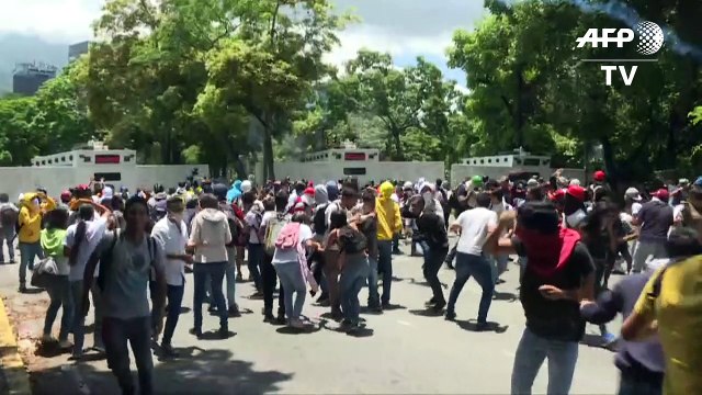 Estudiantes chocan con policía en nueva protesta contra Maduro