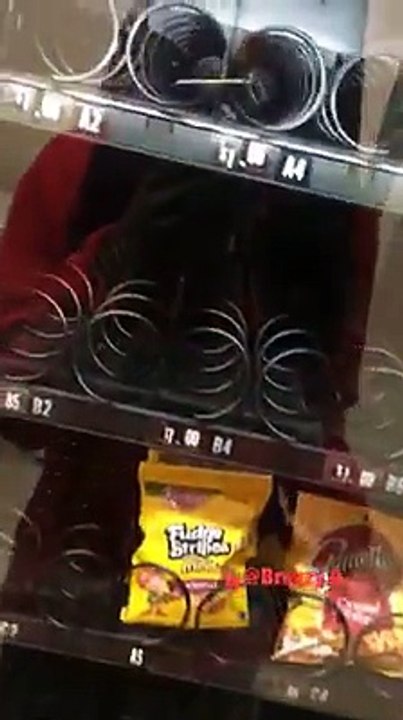Dude Gives Step By Step Instructions On How To Get Free Snacks From A Vending Machine