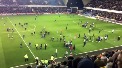 Скачать видео: Millwall Fans Invade Pitch After The Match vs Scunthorpe!