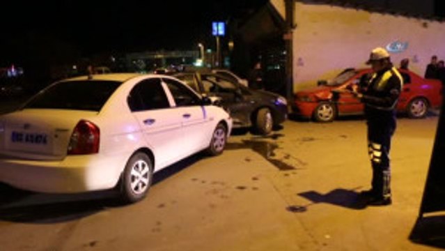 Kadın Sürücünün Kullandığı Otomobile İki Araç Birden Çarptı