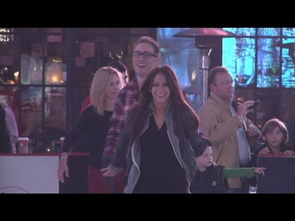 Jennifer Love Hewitt and New Boyfriend ICE SKATING - Candid Video