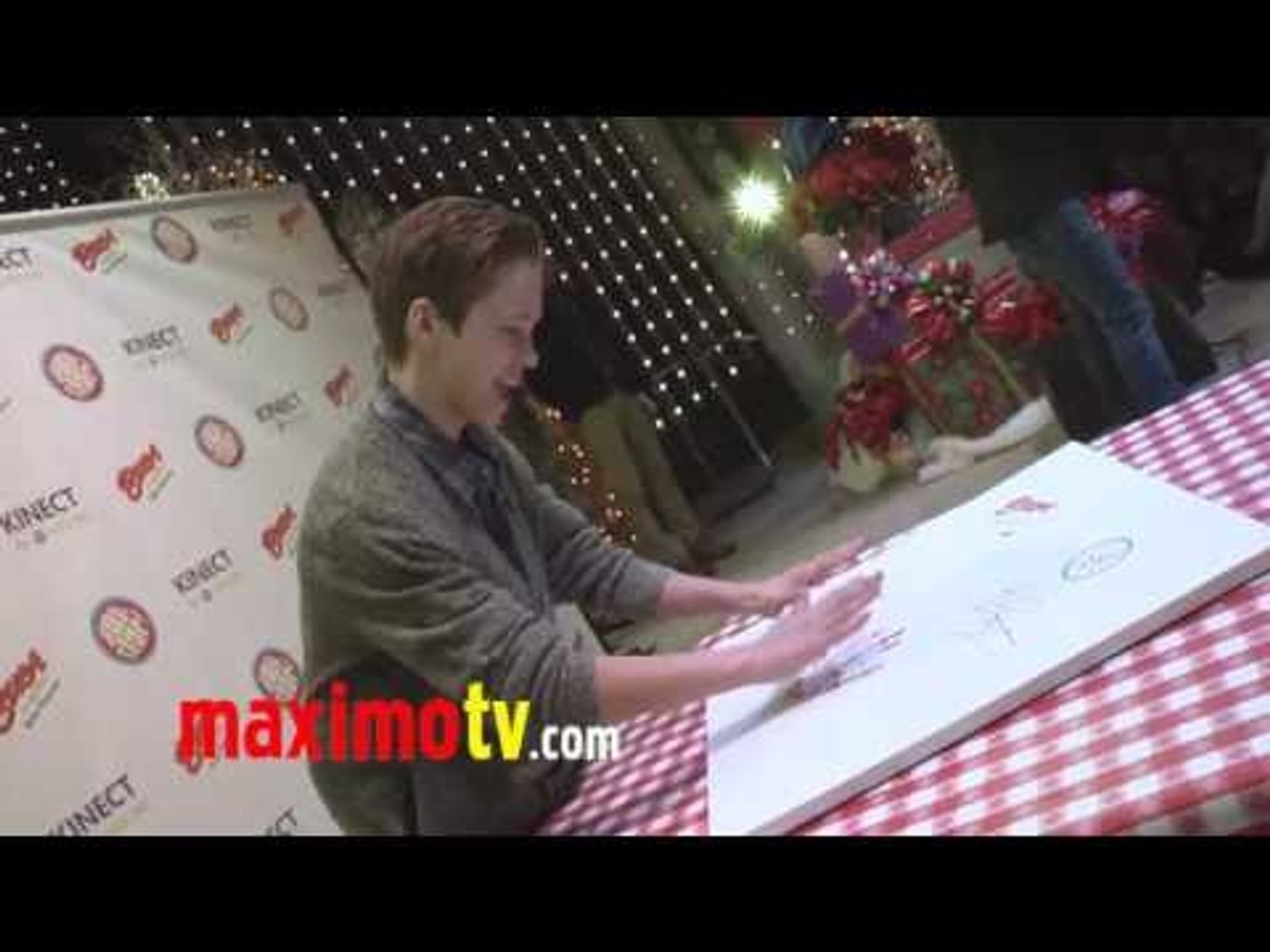 Ryan Beatty Marinara Sauce HANDPRINT at Popstar! Magazine Pizza Party -  video Dailymotion