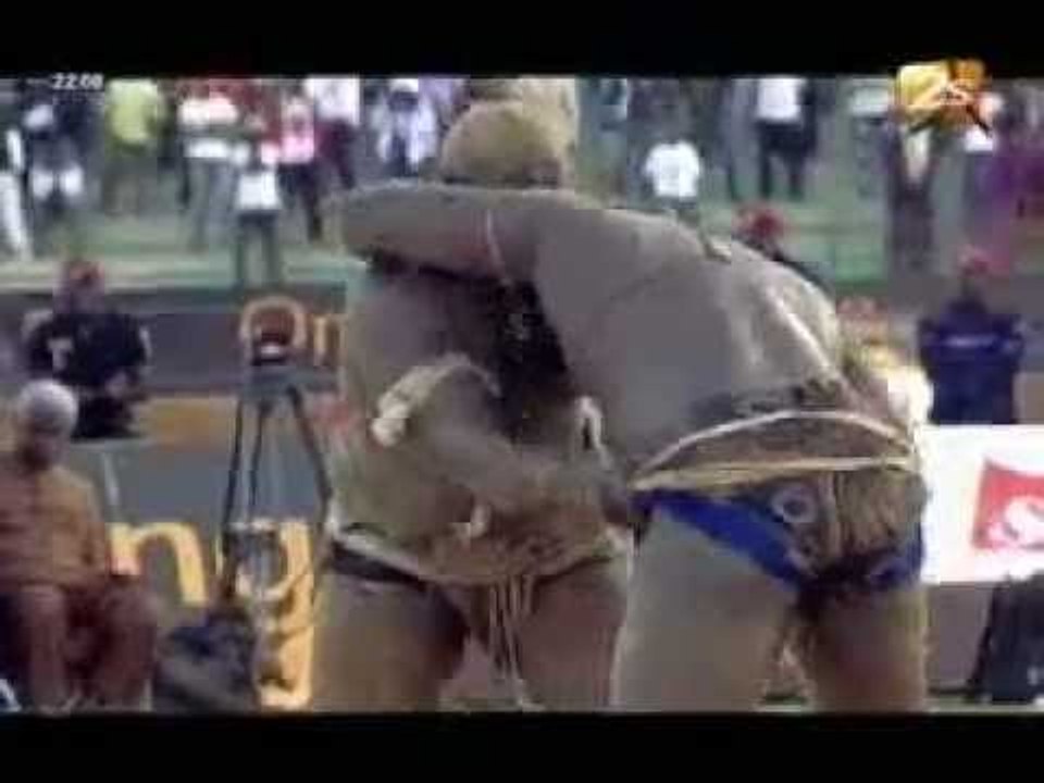 Victoire éclatante Balla Gaye 2 sur Yékini - Bantamba du 24 avril 2012