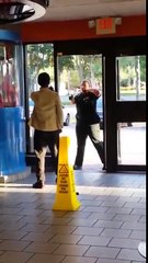 Il met une droite à une femme flic et se prend 5000 volts en retour