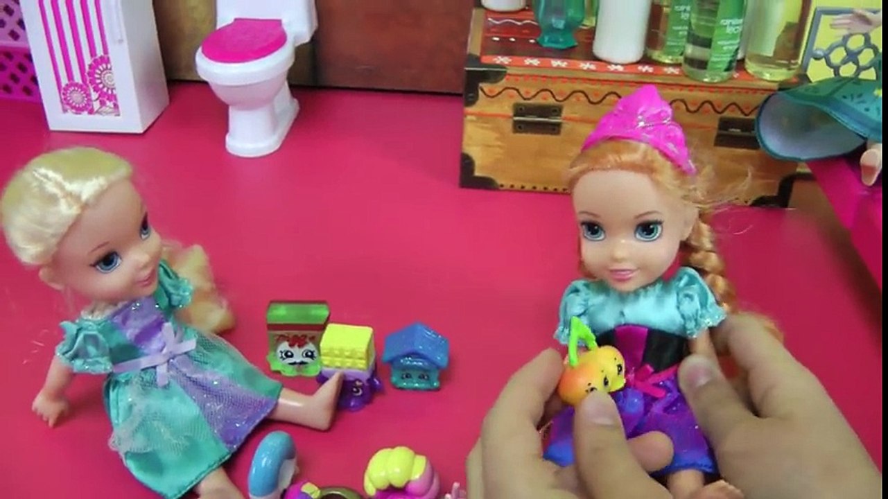 DON'T Touch the TOILET! Elsa -u0026 Anna toddlers - Bedtime - Brushing teeth - Afraid to flush the toilet