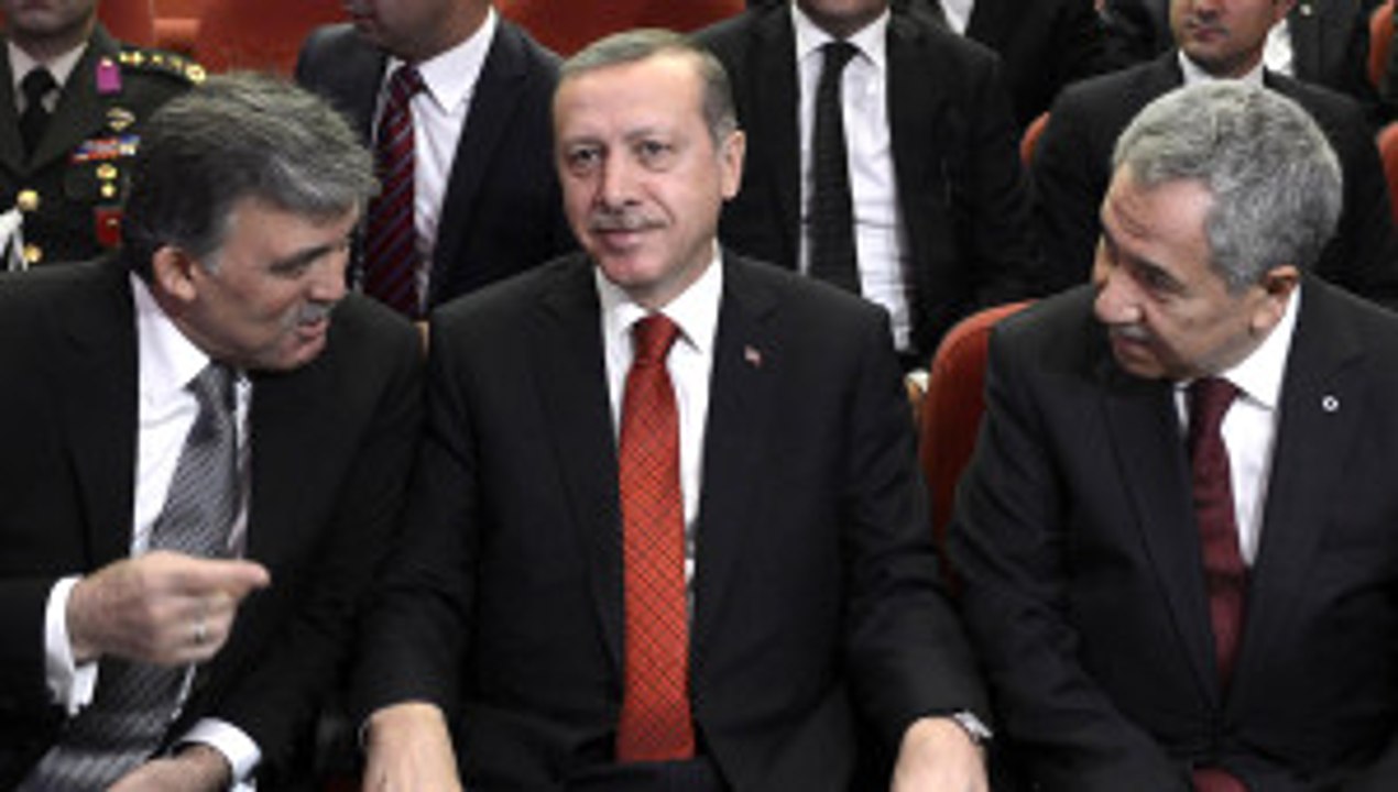AK Parti'den Gül ve Arınç Hamlesi: Olağanüstü Kongreye Davet Edilecekler