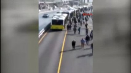 Metrobüs Arıza Yaptı; Yolcular Yürüdü 2