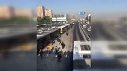 Bir Metrobüste Meydana Gelen Arıza Nedeniyle Seferler Aksadı.