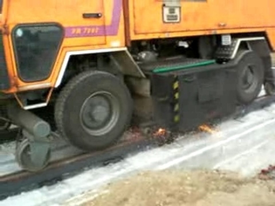 Décalaminage du rail du tramway du mans