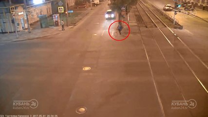 Un cycliste grille un feu et se fait renverser par une voiture.