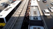Metrobüs Bozuldu, Vatandaşlar Yollara Düştü