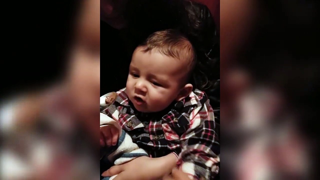 Ce bébé devient fou en gouttant à du chocolat...