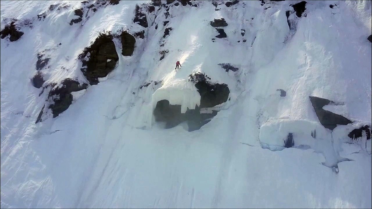 Enorme chute de ce skieur sur une falaise