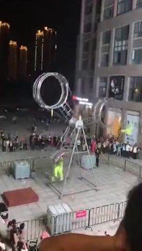 Terrible accident de cirque : un acrobate ejecté d'une grande roue