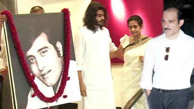 Akshaye Khanna & Rahul Khanna Breaks Down At Vinod Khanna's Prayer Meet