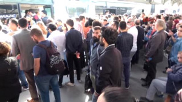 Metrobüs Arıza Yaptı; Yolcular Metrobüs Yolunda Yürüdü