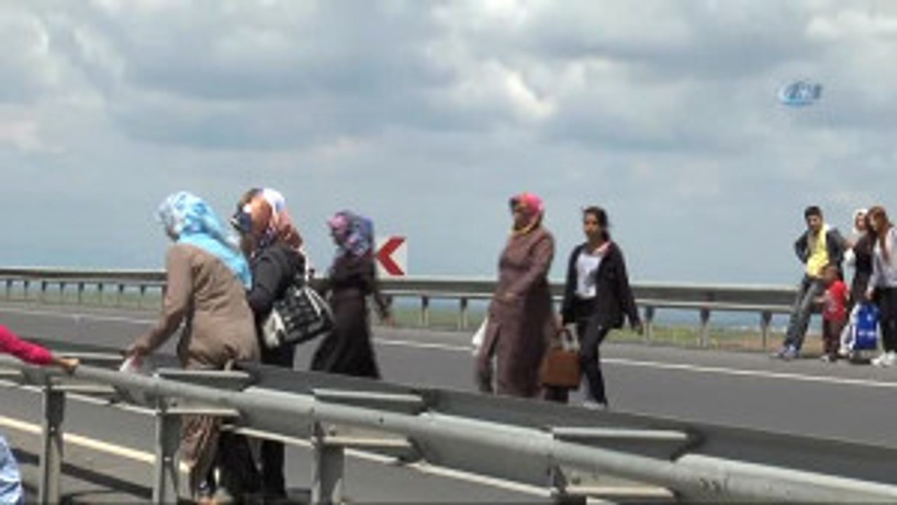 Tehlikeli Yoldan Ölümüne Geçiş... Yakınlarını Görmek İçin Tehlikeli Bariyerli Yoldan Geçiyorlar
