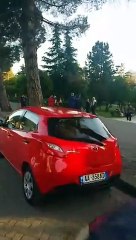 Turistja angleze habitet me Ramën që ecën në këmbë drejt Presidencës