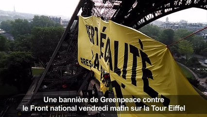 Greenpeace déploie une banderole contre le FN sur la tour Eiffel